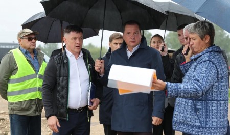 Александр Цыбульский оценил ход строительства модульного бассейна в Каргополе
