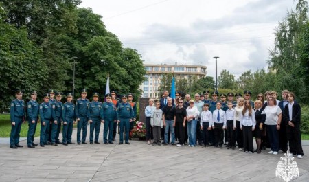 В МЧС России почтили память Героя России генерала армии Евгения Зиничева