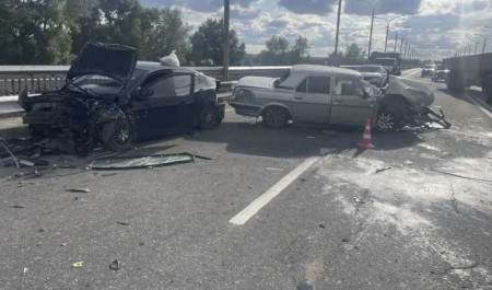 Раскуроченные автомобили заметили на мосту в Архангельске: там произошла серьезная авария
