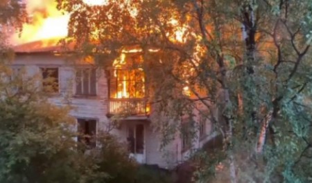 Черный столб дыма поднялся над Архангельском из-за пожара в деревянном доме