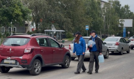 Активисты МГЕР утоляют жажду зависшим в очередях к АЗС в Архангельске