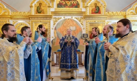 Митрополит Корнилий совершил Божественную литургию в праздник Грузинской иконы Божией Матери