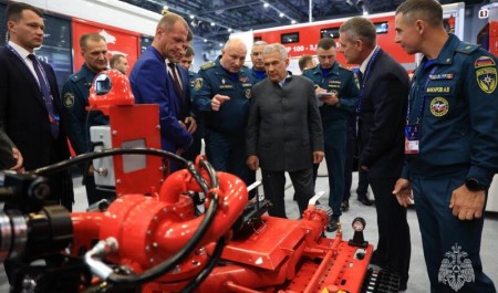 Главы МЧС России и Республики Татарстан осмотрели отечественные и зарубежные образцы техники и вооружения на салоне «Комплексная безопасность»