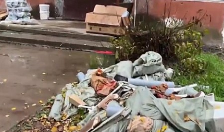 Капремонт превратил двор новодвинской пятиэтажки в свалку старых унитазов