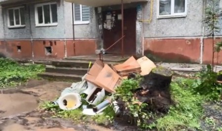 В Новодвинске подрядчик капремонта превратил двор жилого дома в авгиевы конюшни
