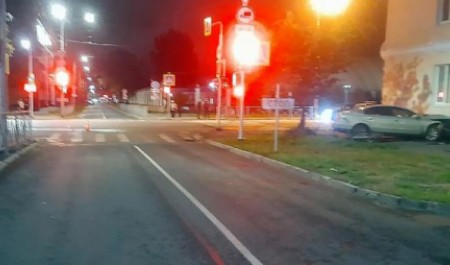 В центре Архангельска легковушки столкнулись на перекрестке и врезались в колледж
