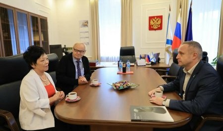 Иван Воронцов поздравил скульптора Надежду Шек с юбилеем