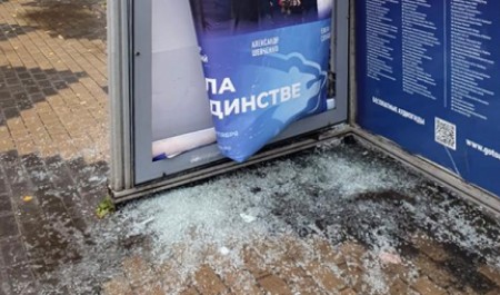 Перевозчик самоустранился от решения проблемы с разбитой остановкой в Архангельске Перевозчик самоустранился от решения проблемы с разбитой остановкой в Архангельске