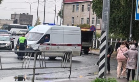 Скорую отбросило на грузовик после ДТП на Гагарина в Архангельске Скорую отбросило на грузовик после ДТП на Гагарина в Архангельске