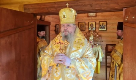 Митрополит Корнилий совершил Божественную литургию в праздник благоверного князя Александра Невского 