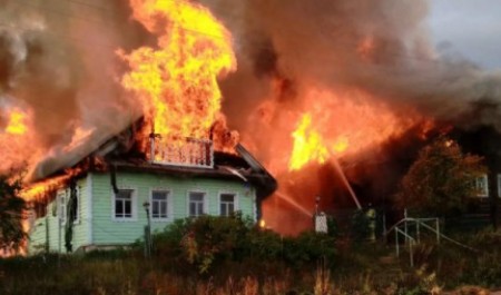 В Архангельской области пожар после короткого замыкания уничтожил дома и сараи В Архангельской области пожар после короткого замыкания уничтожил дома и сараи