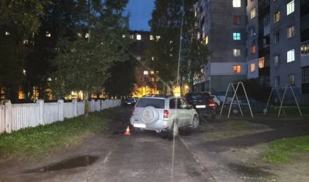 В Северодвинске автомобиль сбил трехлетнего мальчика на самокате
