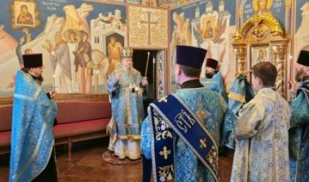 Митрополит Корнилий совершил всенощное бдение в канун праздника иконы Божией Матери «Неопалимая купина» 