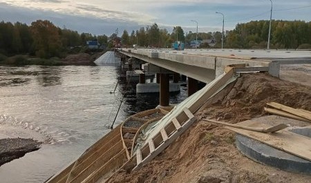 В Вельском округе продолжается капремонт моста через Вель