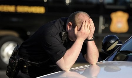 Разгульный архангелогородец побил девушку и полицейского
