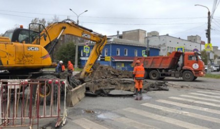 Коммунальщики приступили к аварийным работам на сточных сетях в центре Архангельска Коммунальщики приступили к аварийным работам на сточных сетях в центре Архангельска