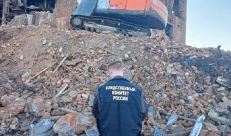 В Архангельске экскаваторщик получил травму на демонтаже здания
