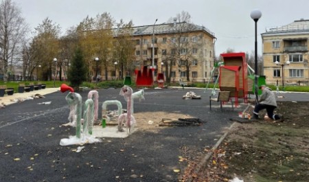 В Новодвинске на благоустраиваемой в городском парке территории устанавливают оборудование