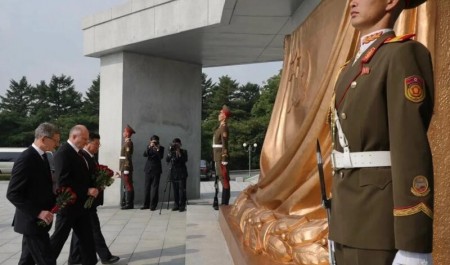 Делегация МЧС России почтила память героев в КНДР