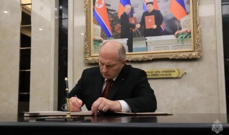 Глава МЧС России почтил память героев Корейской Народной Армии в музее Пхеньяна