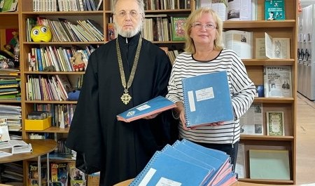 Архангельской библиотеке преподнесли Библию для слепых