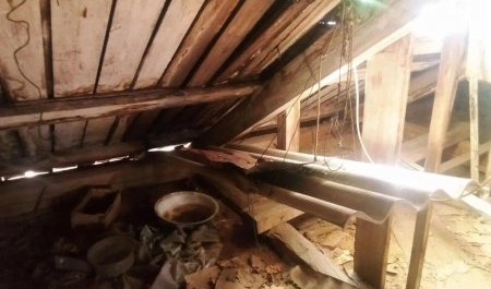 В Карпогорах в жилом доме идет дождь с потолка