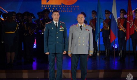 Александр Куренков наградил сотрудников Санкт-Петербургского университета ГПС МЧС России