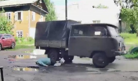 До пяти лет колонии грозит водителю УАЗа, «раскатавшего» во дворе архангелогородку