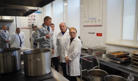 Александр Куренков ознакомился с организацией обучения и питания курсантов вуза МЧС России