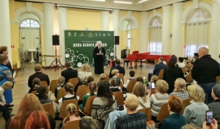 Митрополит Корнилий благословил благотворительную акцию «Белый цветок» в Архангельске 